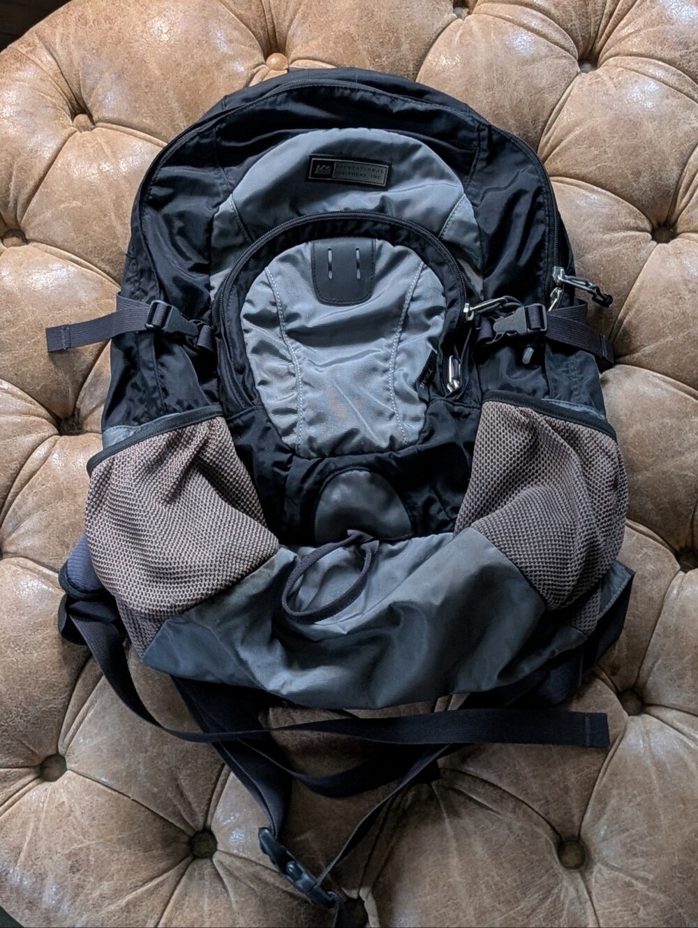 REI Co-Op Trail Hiking Backpack Mesh Side Pockets Hip & Chest Strap Grey Black